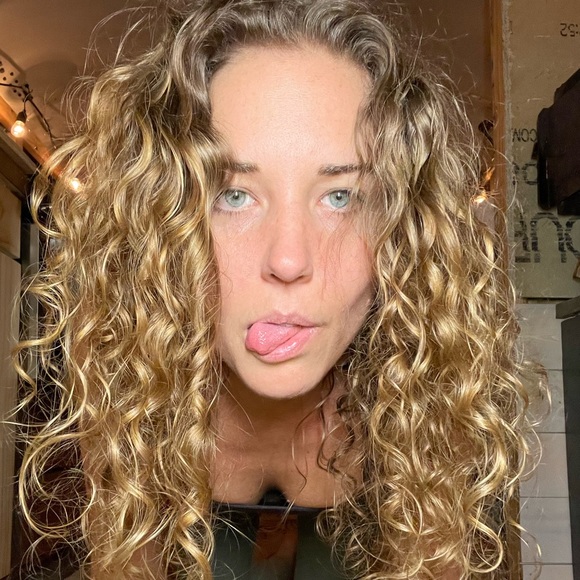 Hi I’m Drea!! 👢👜👛👠👗👚🎒👡👙 - Picture 3 of 10